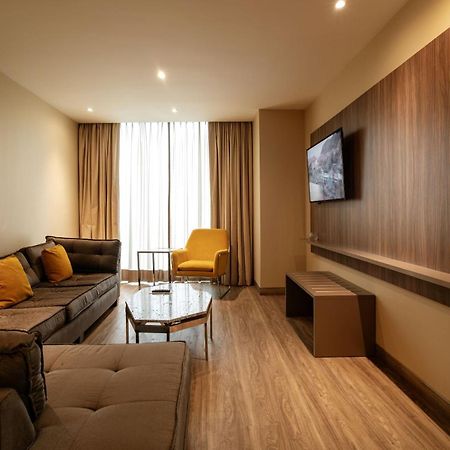 Camino Real Fashion Drive Monterrey Hotel San Pedro Garza Garcia Bagian luar foto Living room of a suite