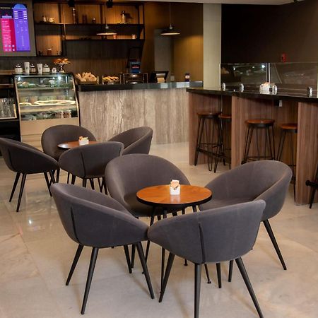 Camino Real Fashion Drive Monterrey Hotel San Pedro Garza Garcia Bagian luar foto The lounge at the airport