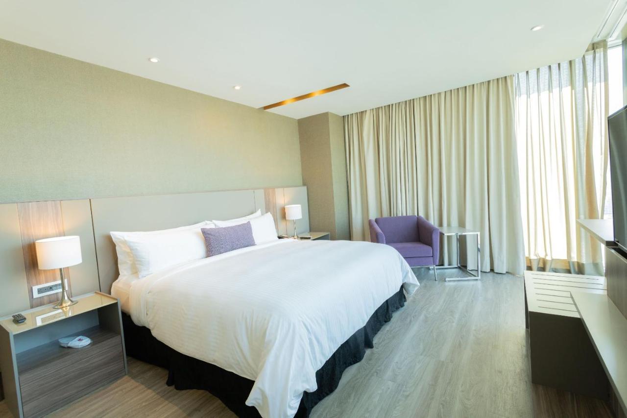 Camino Real Fashion Drive Monterrey Hotel San Pedro Garza Garcia Bagian luar foto A bedroom at the hotel