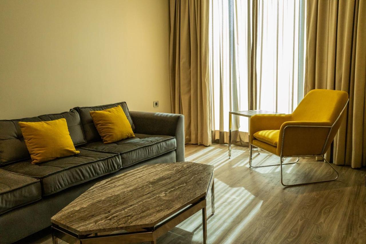Camino Real Fashion Drive Monterrey Hotel San Pedro Garza Garcia Bagian luar foto A living room at the hotel