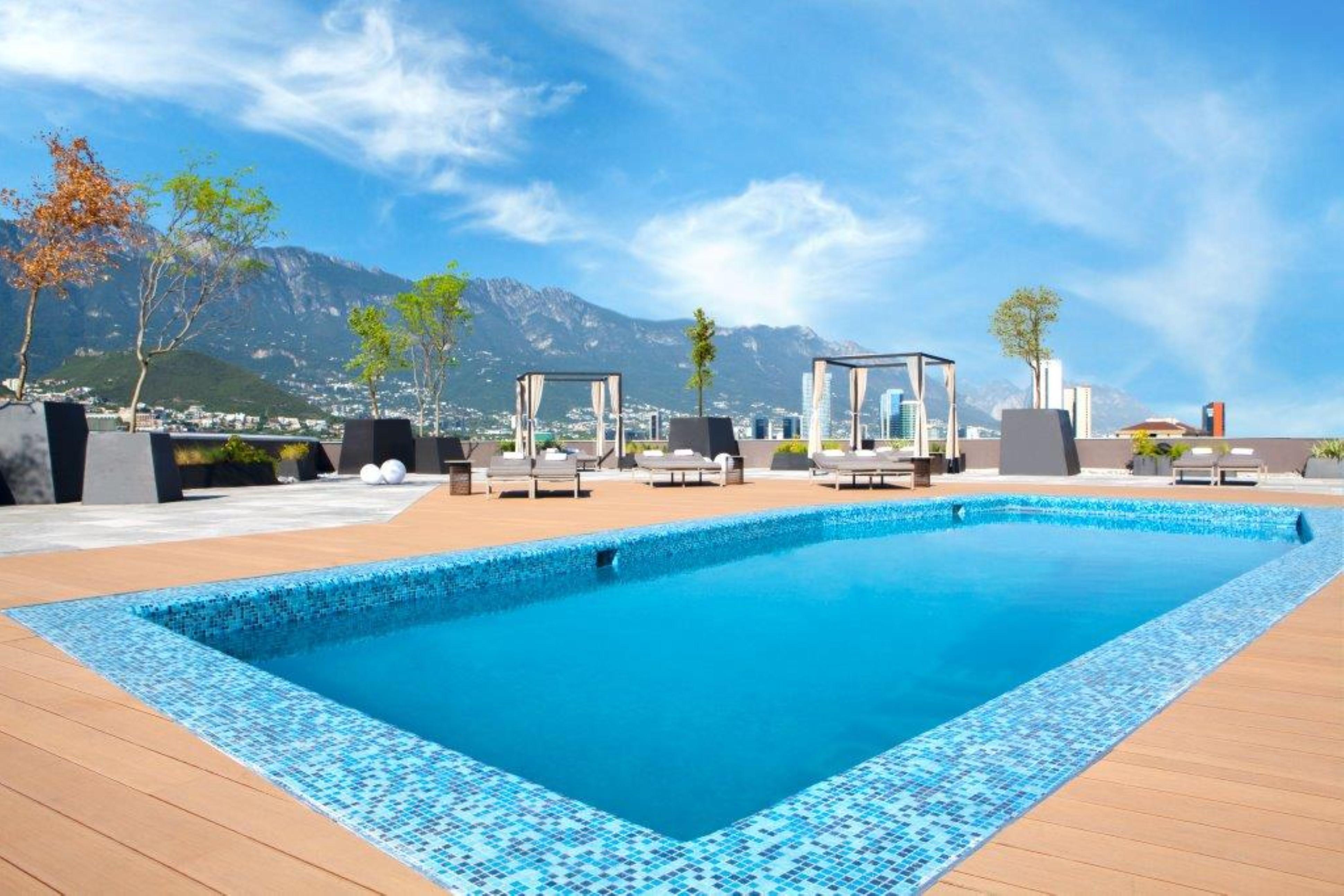 Camino Real Fashion Drive Monterrey Hotel San Pedro Garza Garcia Bagian luar foto Rooftop pool at the hotel