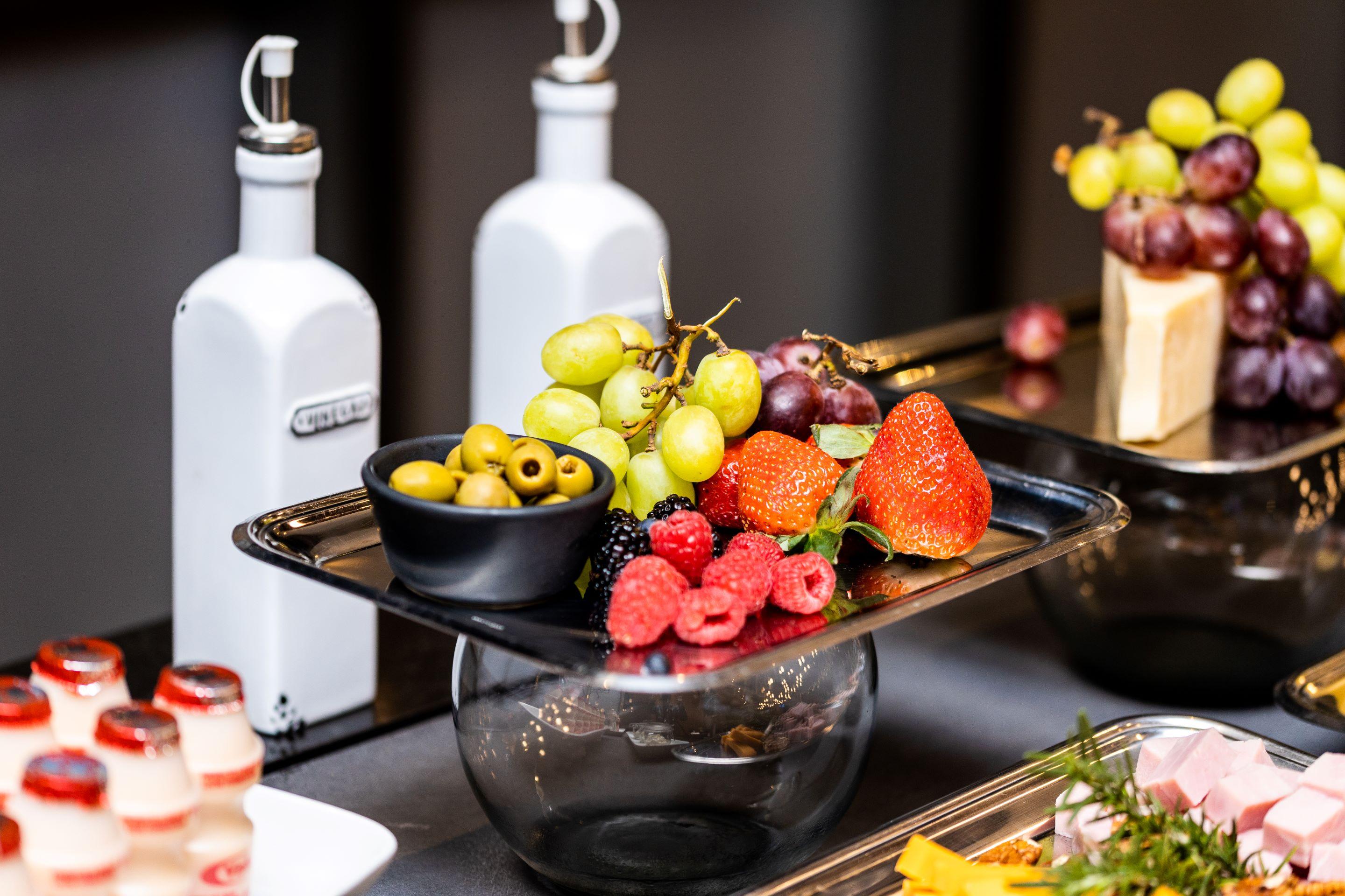 Camino Real Fashion Drive Monterrey Hotel San Pedro Garza Garcia Bagian luar foto Fruit and cheese platter