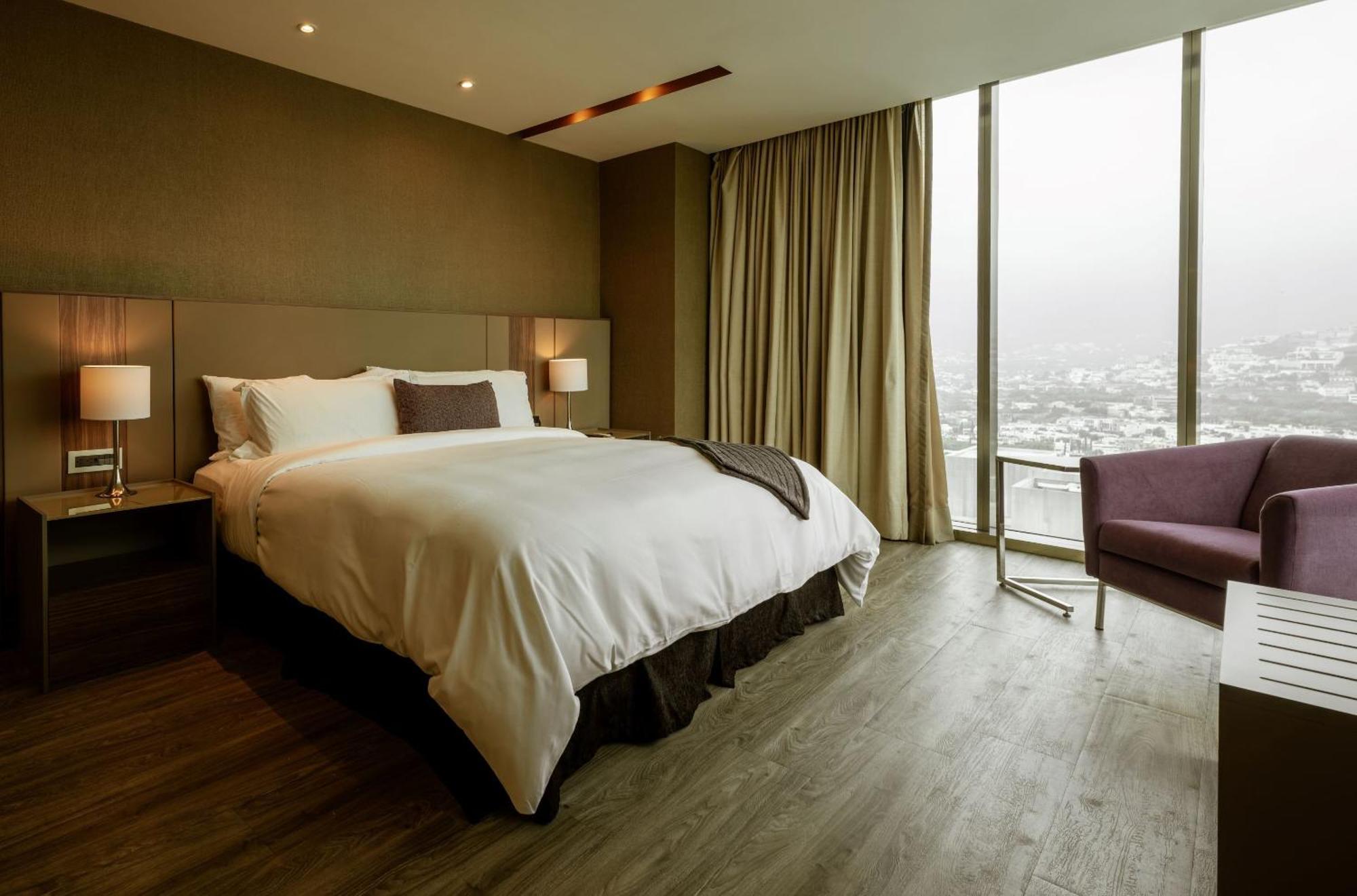 Camino Real Fashion Drive Monterrey Hotel San Pedro Garza Garcia Bagian luar foto A bedroom at the hotel