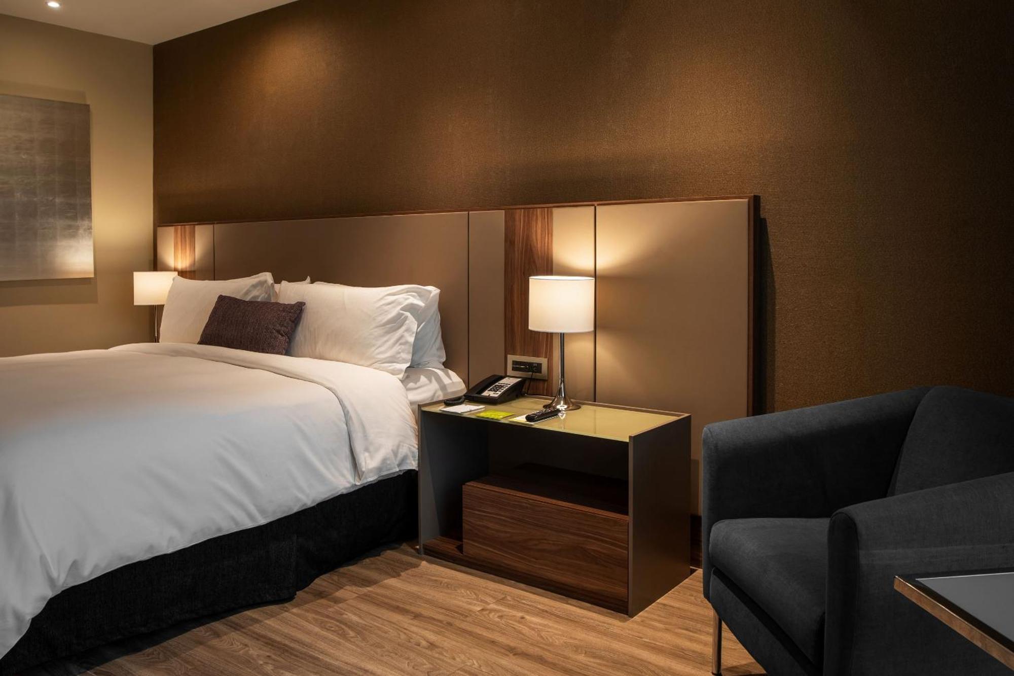 Camino Real Fashion Drive Monterrey Hotel San Pedro Garza Garcia Bagian luar foto A room at the hotel