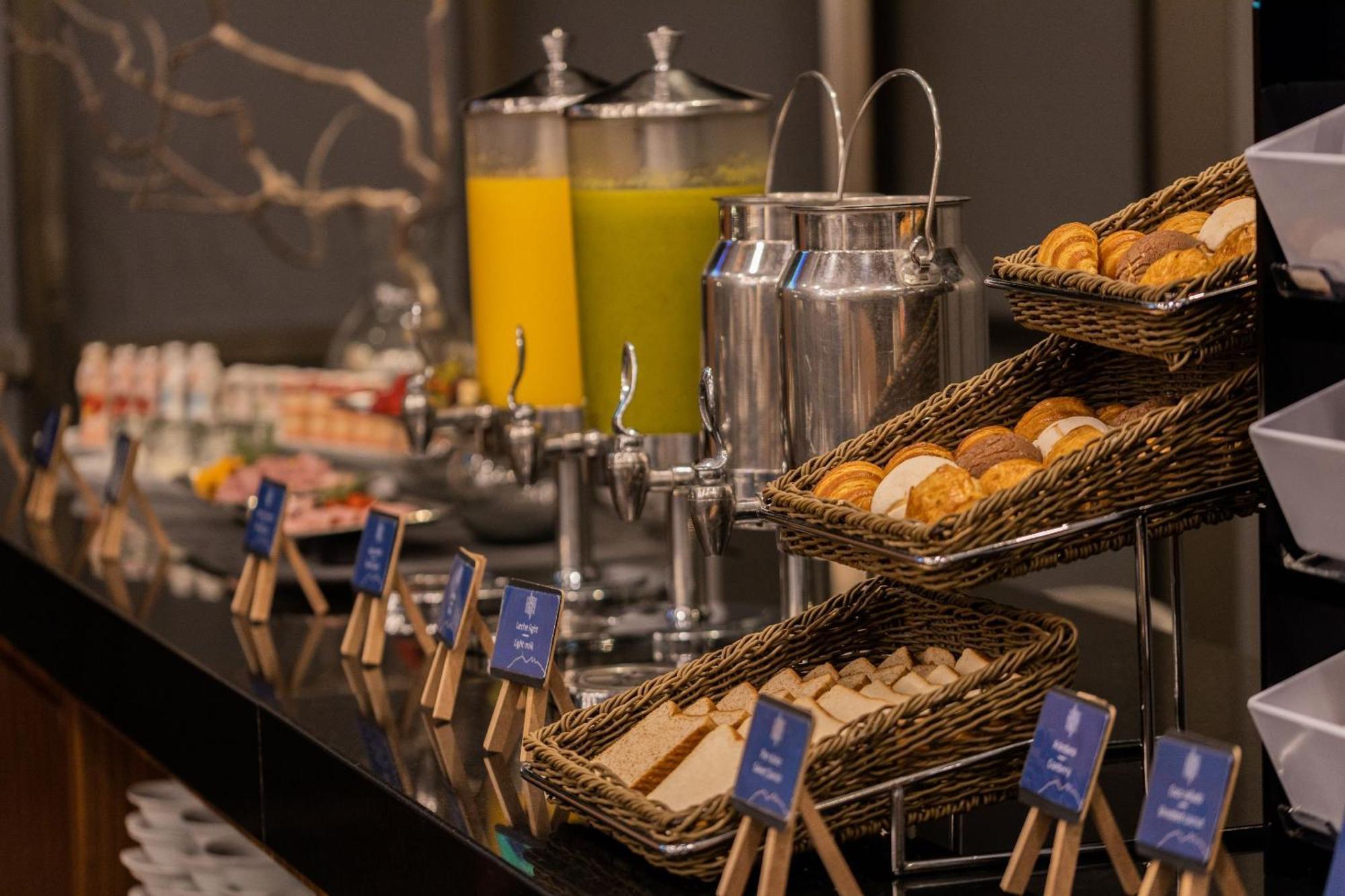 Camino Real Fashion Drive Monterrey Hotel San Pedro Garza Garcia Bagian luar foto A buffet at a hotel