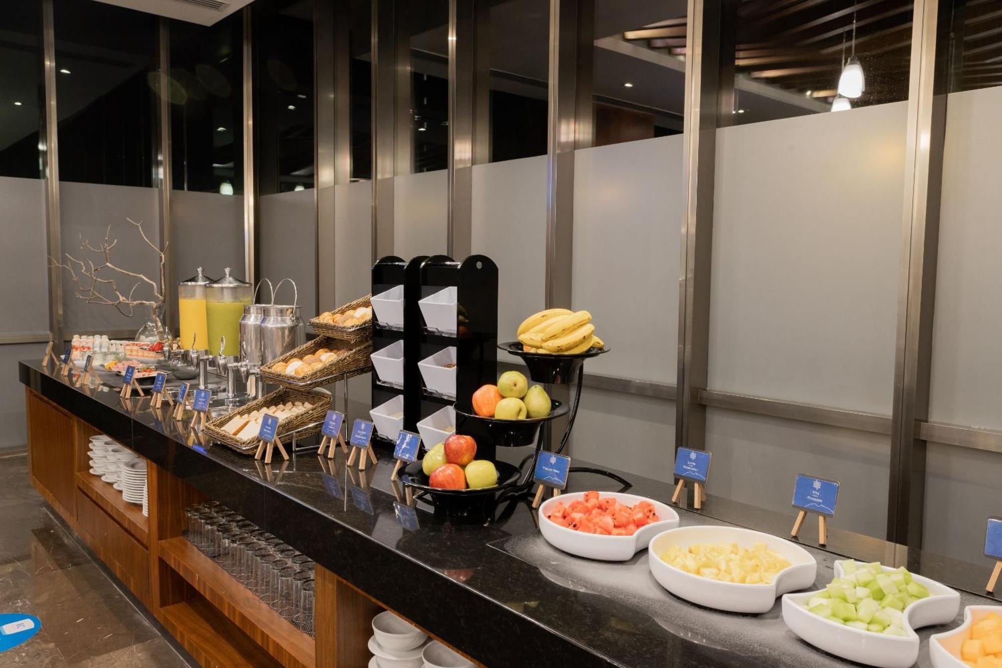 Camino Real Fashion Drive Monterrey Hotel San Pedro Garza Garcia Bagian luar foto A buffet at an airport lounge