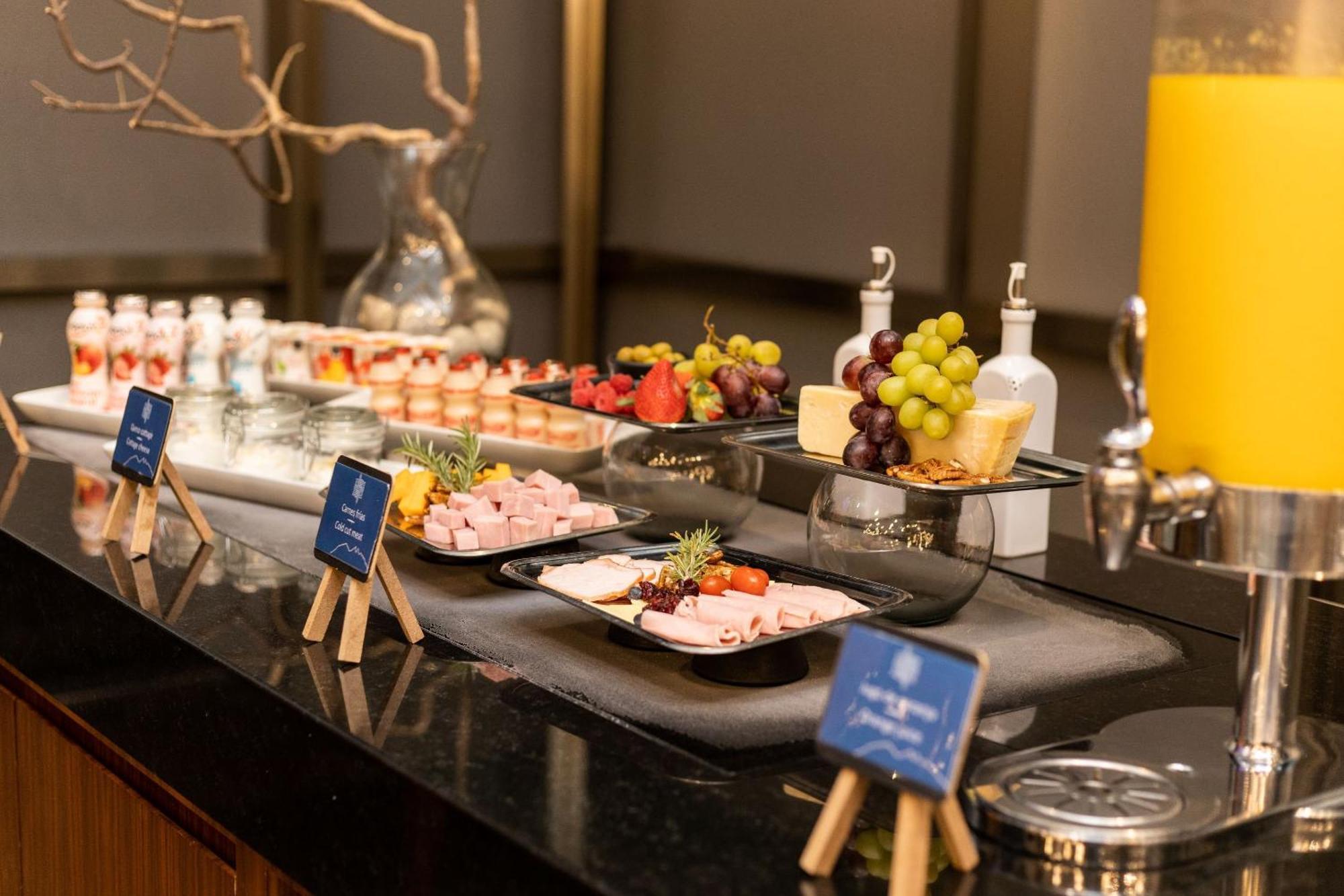 Camino Real Fashion Drive Monterrey Hotel San Pedro Garza Garcia Bagian luar foto A buffet at a hotel