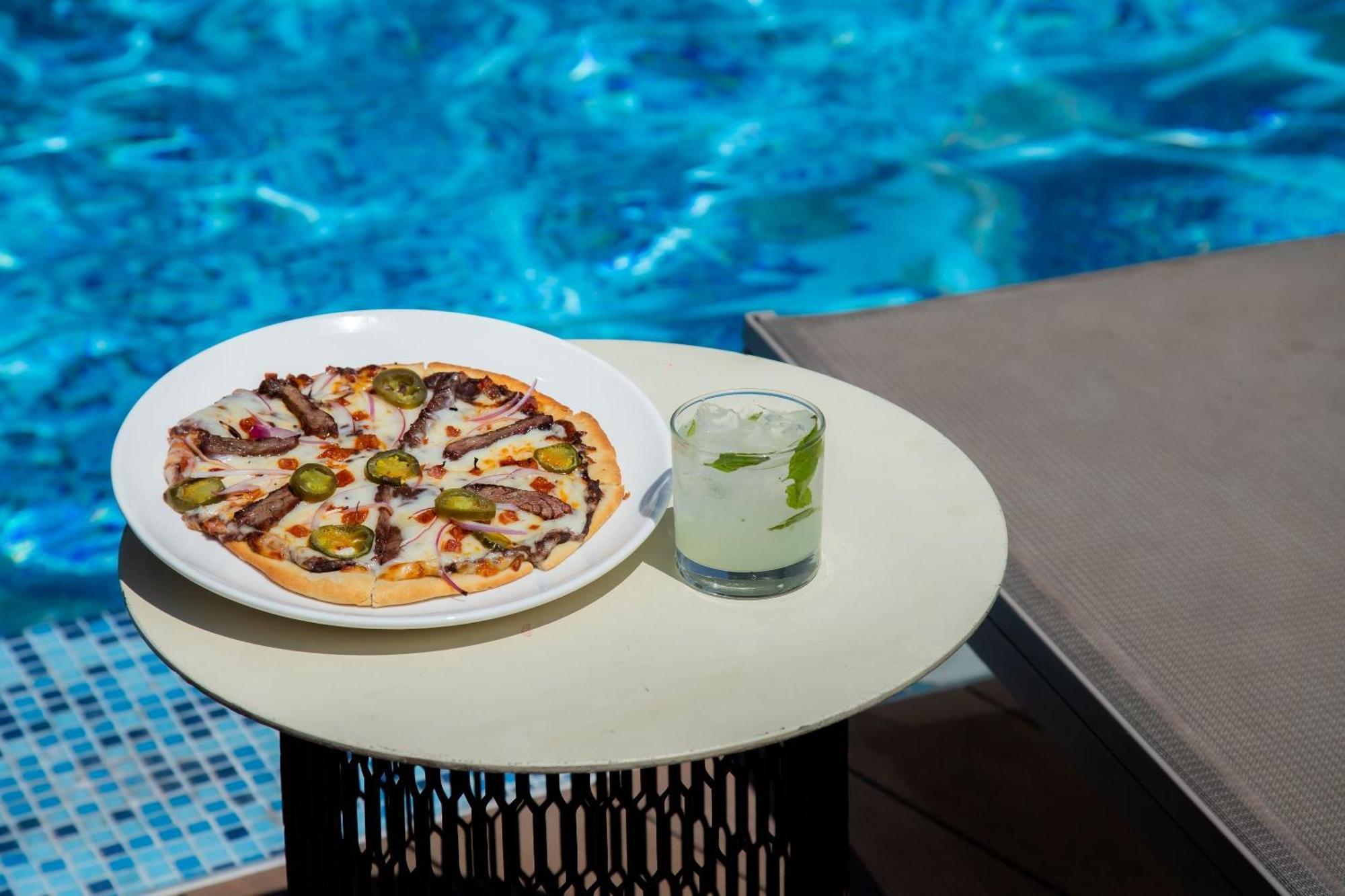 Camino Real Fashion Drive Monterrey Hotel San Pedro Garza Garcia Bagian luar foto A pizza and a drink