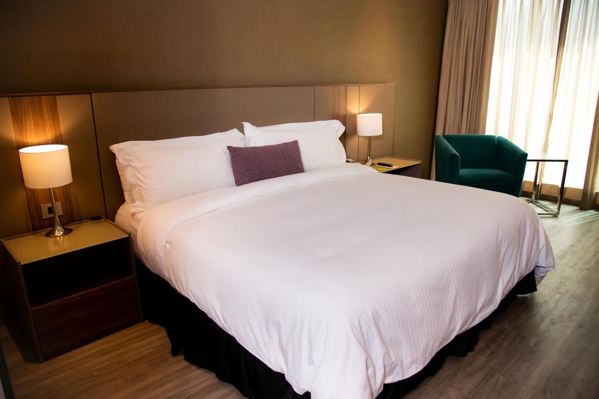 Camino Real Fashion Drive Monterrey Hotel San Pedro Garza Garcia Bagian luar foto A bed with a duvet