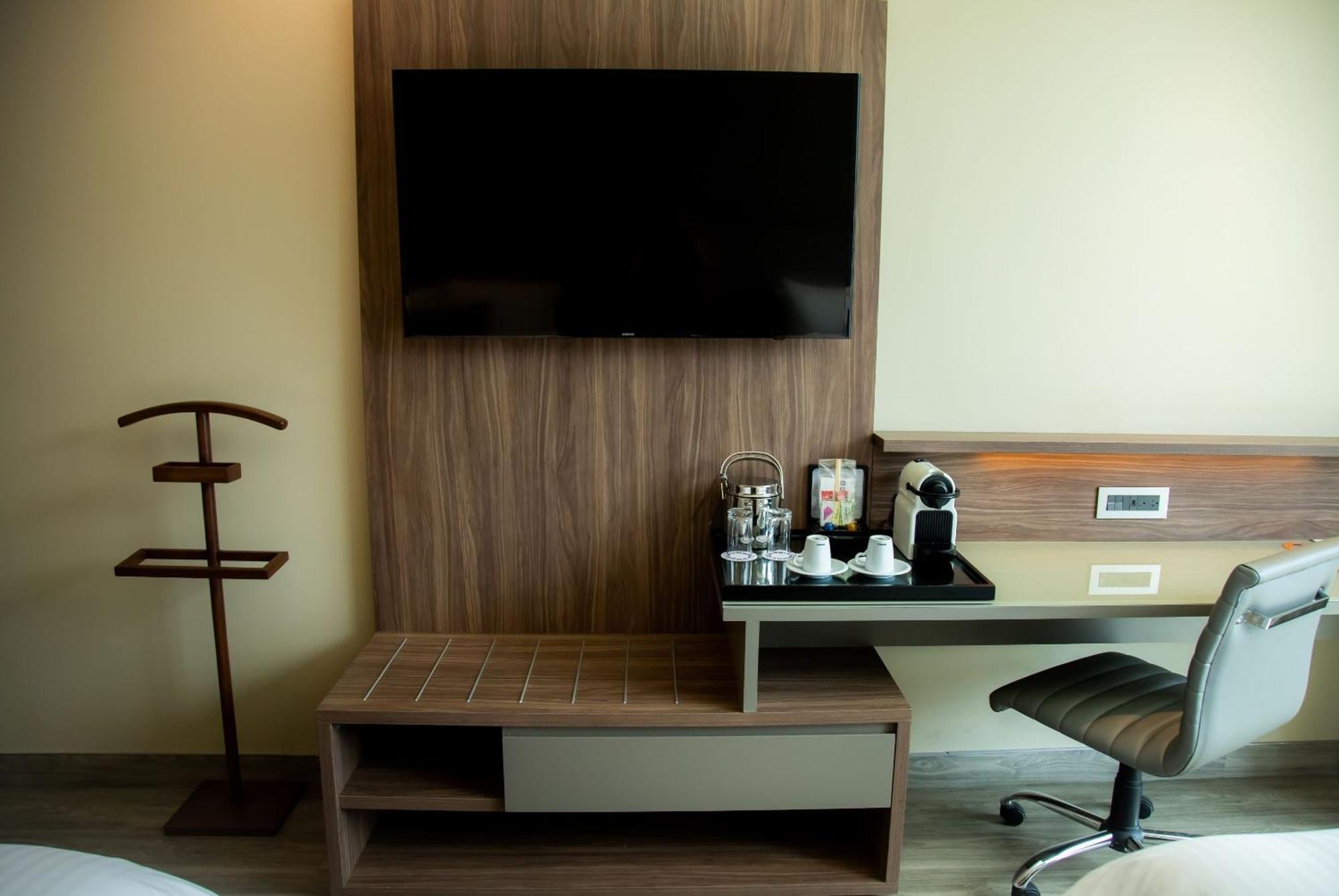 Camino Real Fashion Drive Monterrey Hotel San Pedro Garza Garcia Bagian luar foto A Nespresso machine in a hotel room