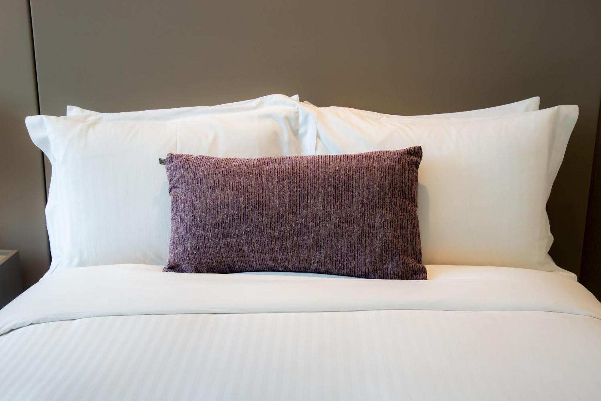 Camino Real Fashion Drive Monterrey Hotel San Pedro Garza Garcia Bagian luar foto A bed with pillows