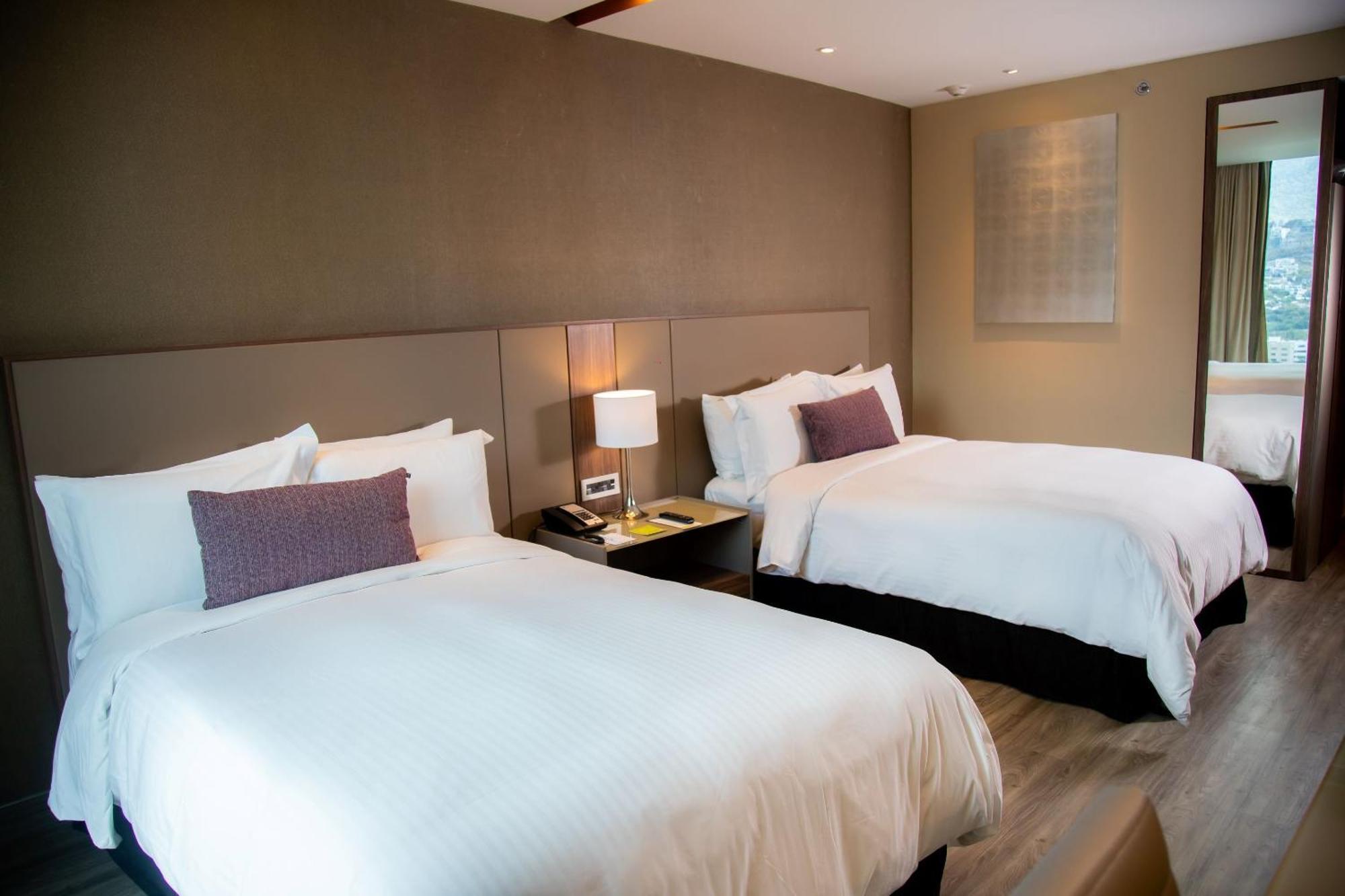 Camino Real Fashion Drive Monterrey Hotel San Pedro Garza Garcia Bagian luar foto A room at the hotel