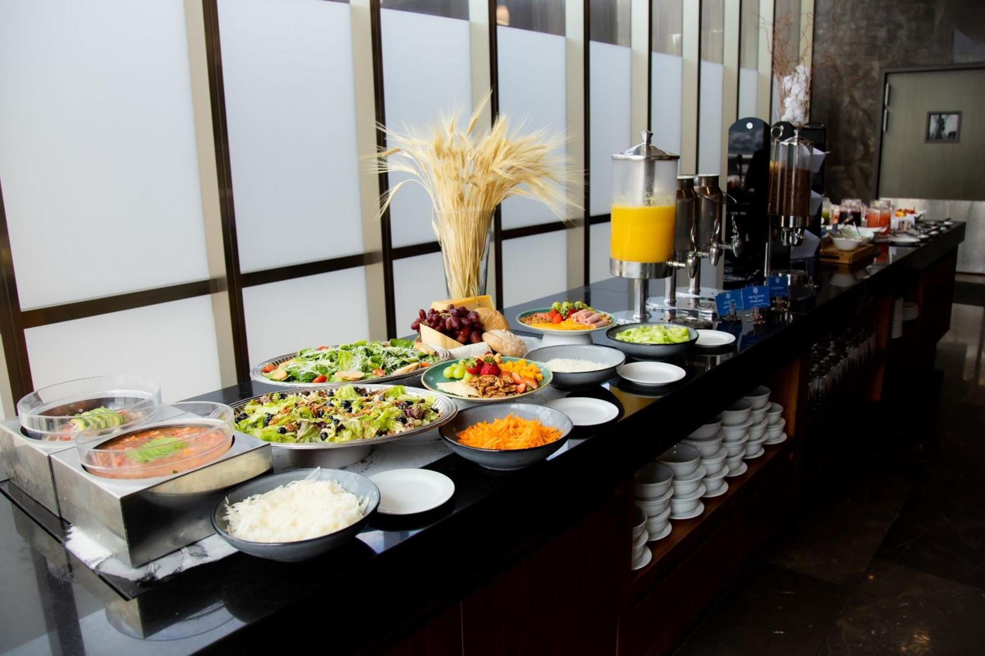 Camino Real Fashion Drive Monterrey Hotel San Pedro Garza Garcia Bagian luar foto A buffet at a hotel