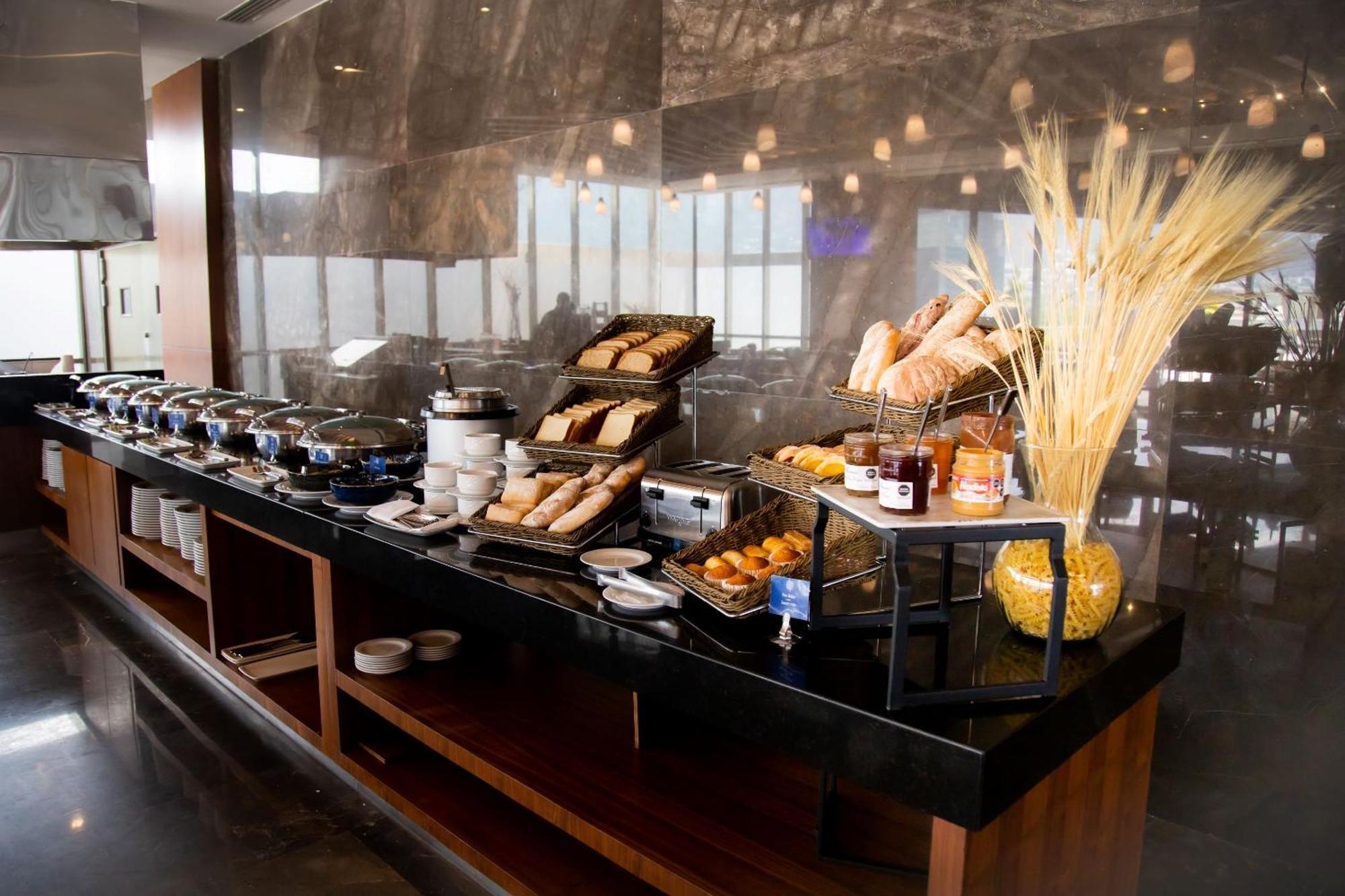 Camino Real Fashion Drive Monterrey Hotel San Pedro Garza Garcia Bagian luar foto A buffet at a hotel