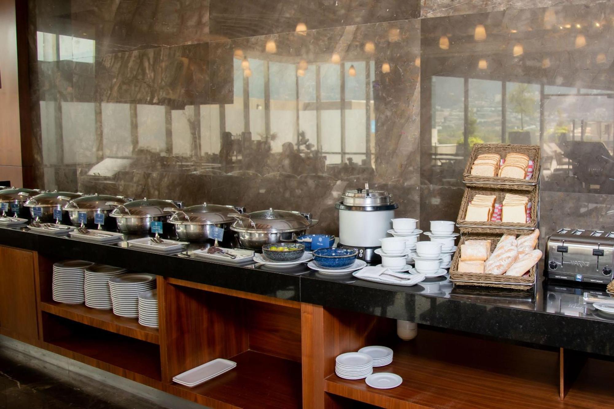Camino Real Fashion Drive Monterrey Hotel San Pedro Garza Garcia Bagian luar foto A buffet at a hotel