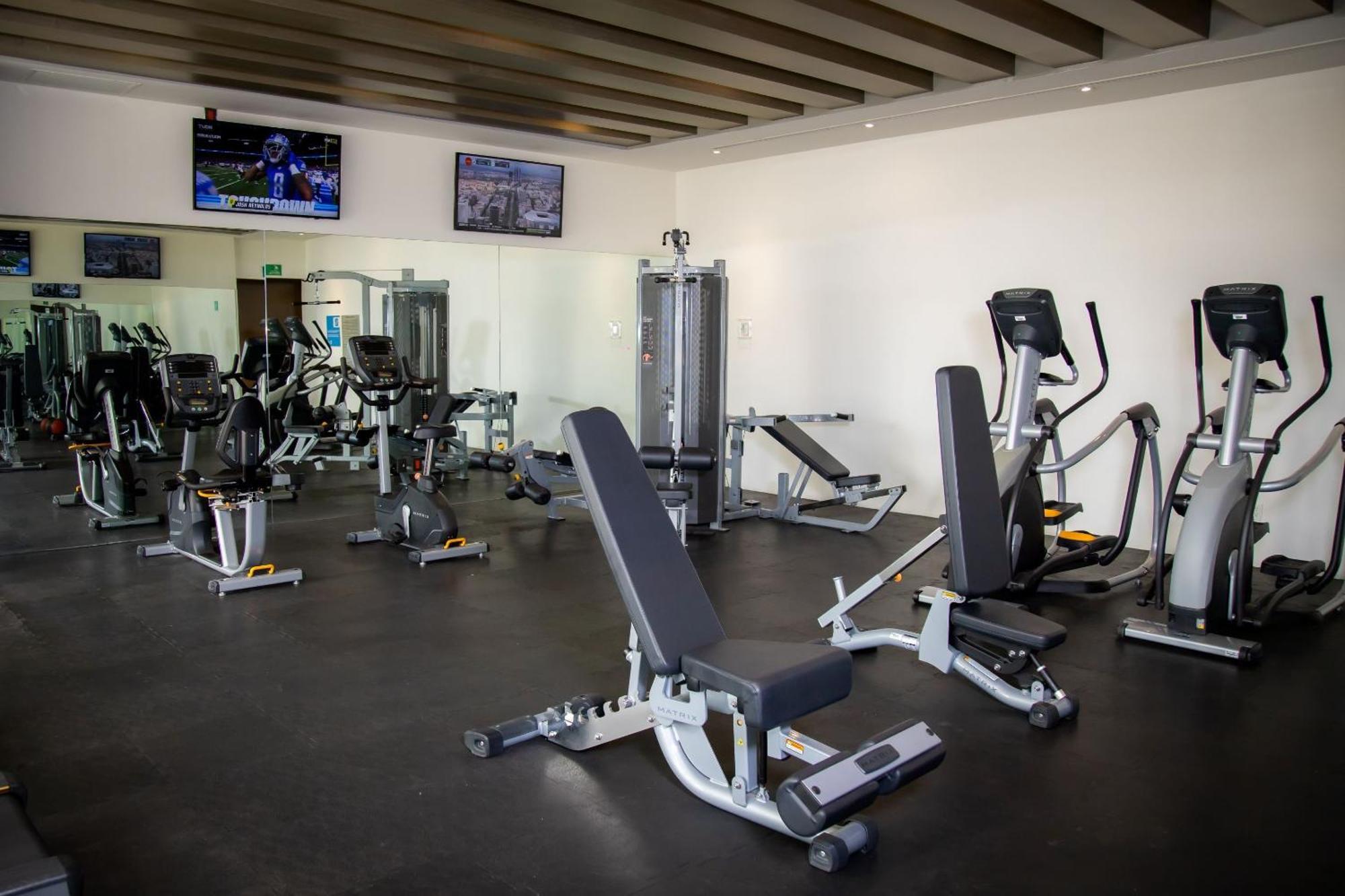 Camino Real Fashion Drive Monterrey Hotel San Pedro Garza Garcia Bagian luar foto A gym at a hotel
