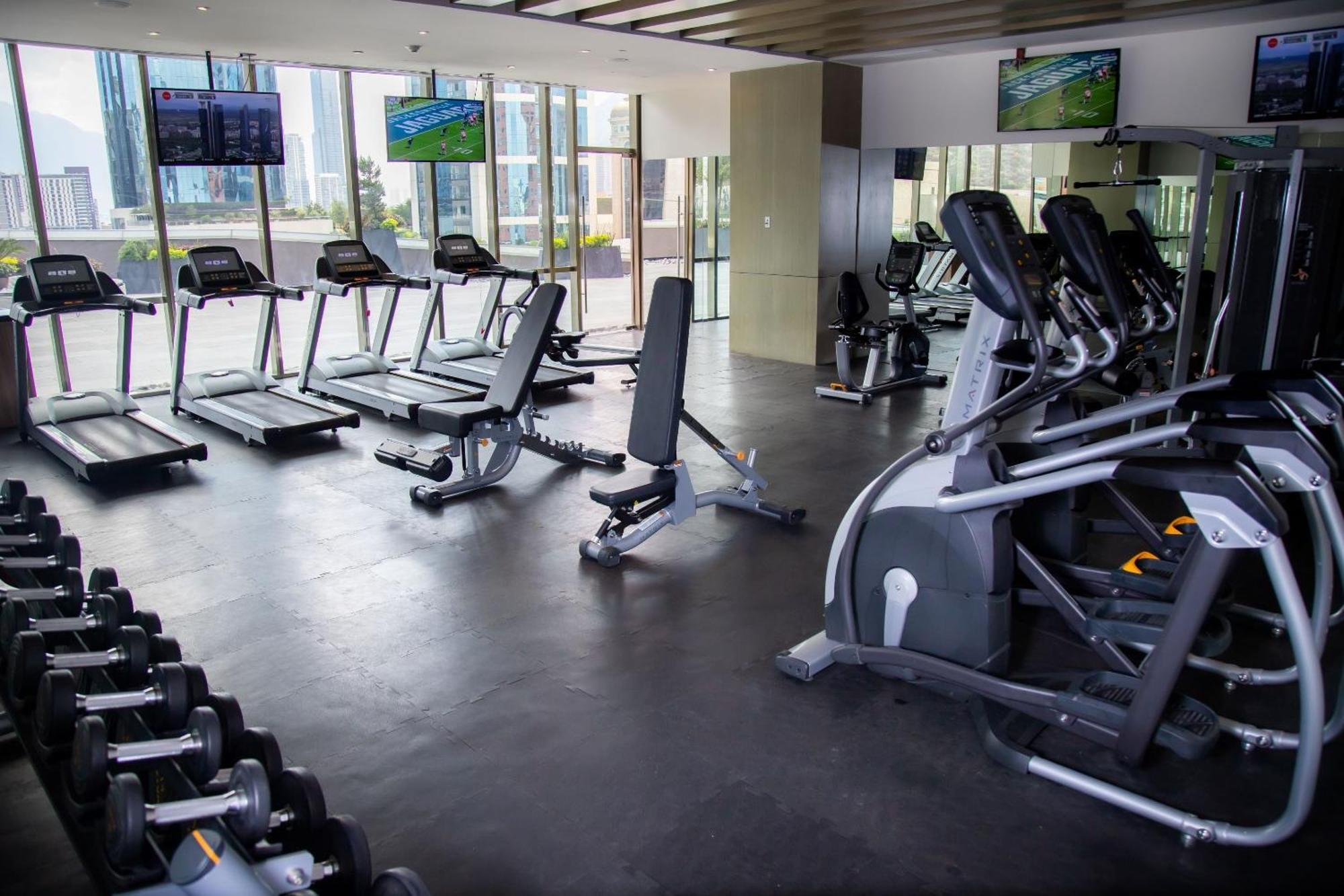 Camino Real Fashion Drive Monterrey Hotel San Pedro Garza Garcia Bagian luar foto A gym in a hotel