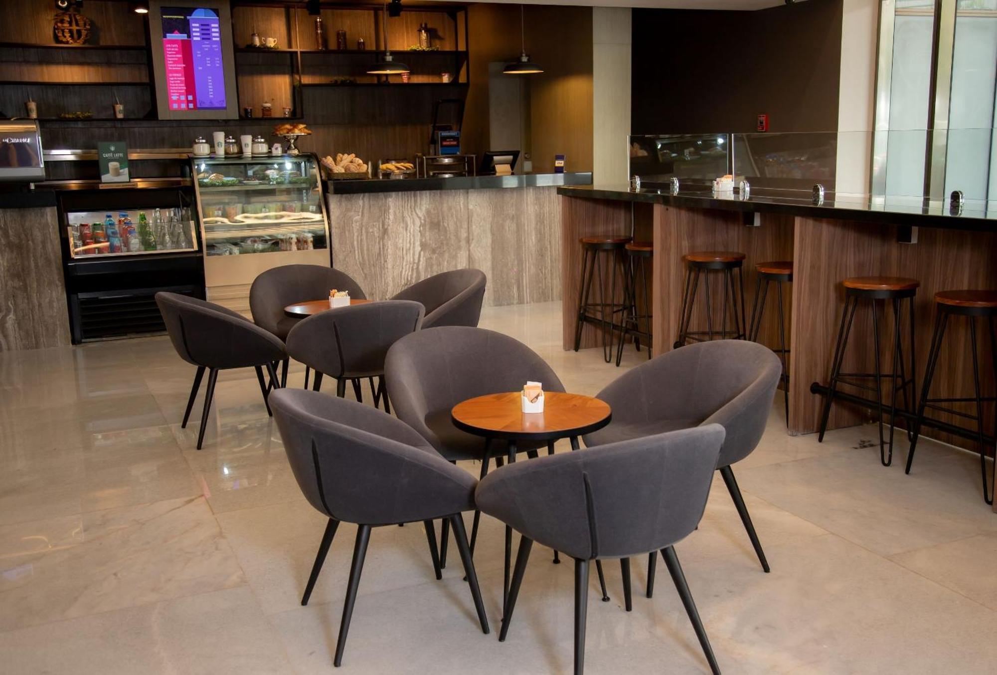 Camino Real Fashion Drive Monterrey Hotel San Pedro Garza Garcia Bagian luar foto The lounge at the airport