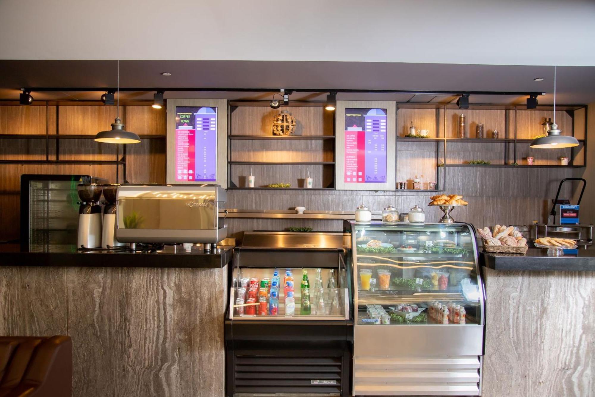 Camino Real Fashion Drive Monterrey Hotel San Pedro Garza Garcia Bagian luar foto A coffee shop in the airport