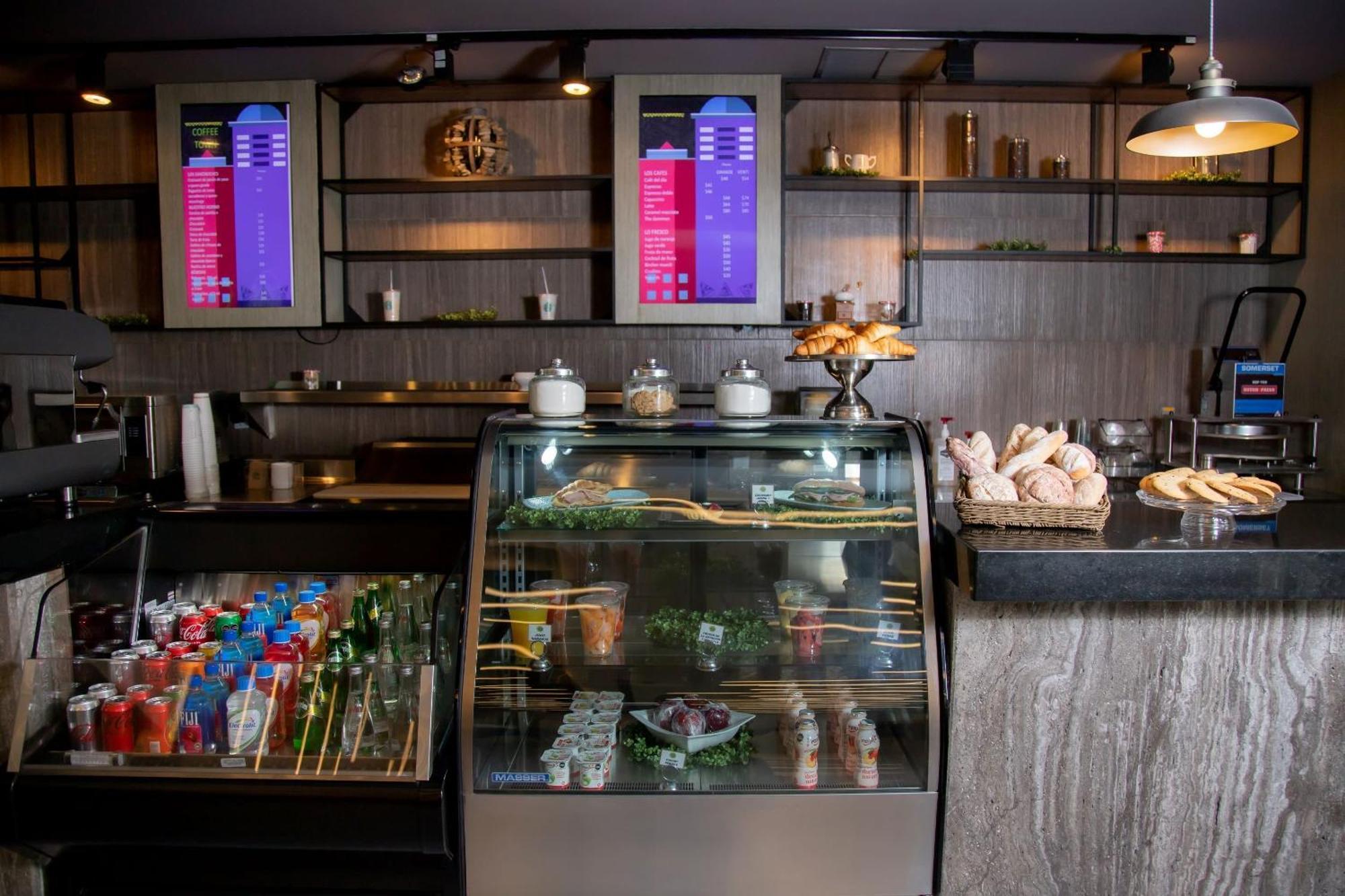 Camino Real Fashion Drive Monterrey Hotel San Pedro Garza Garcia Bagian luar foto A digital menu board at a restaurant