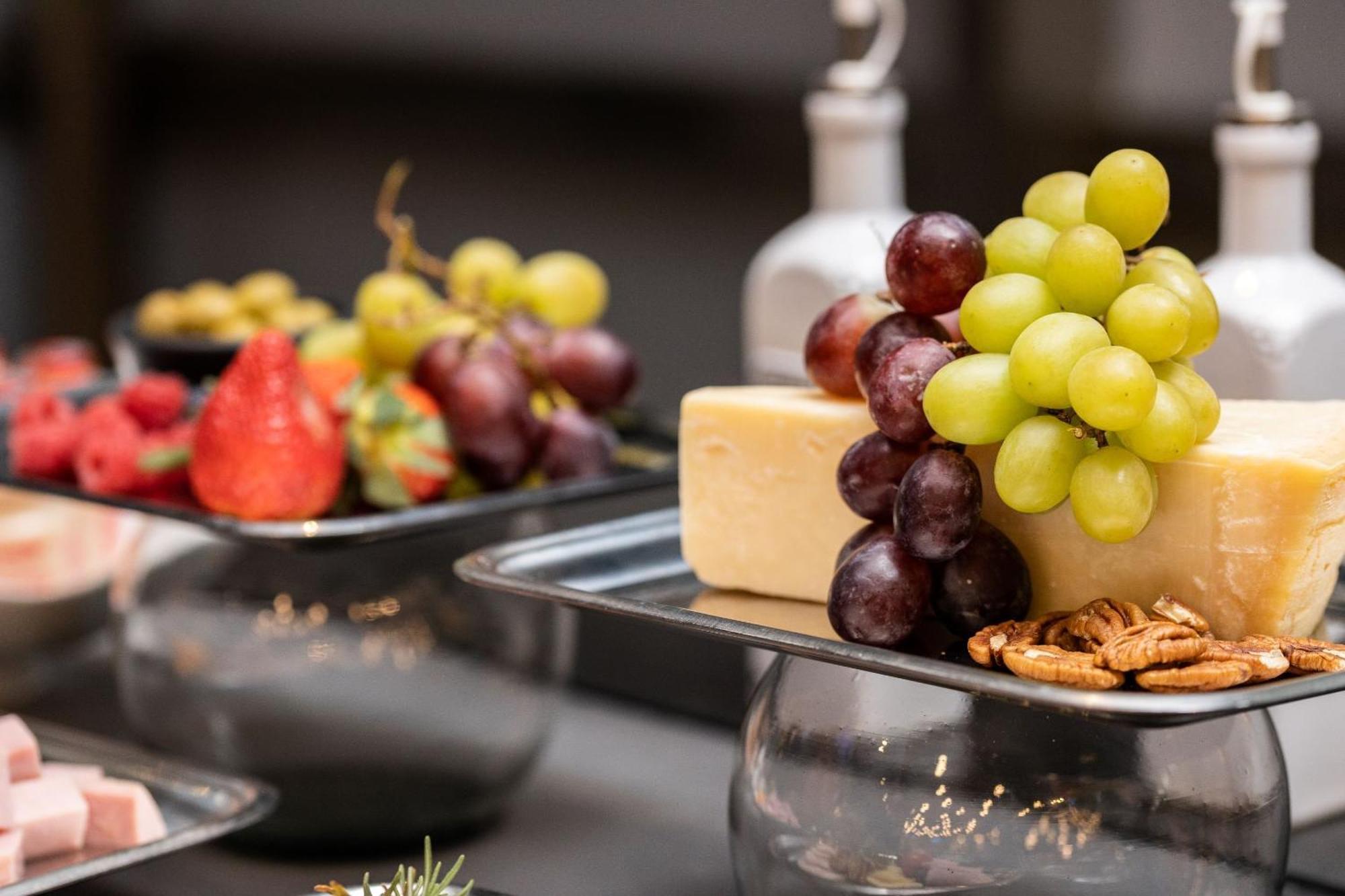 Camino Real Fashion Drive Monterrey Hotel San Pedro Garza Garcia Bagian luar foto A cheese and fruit platter